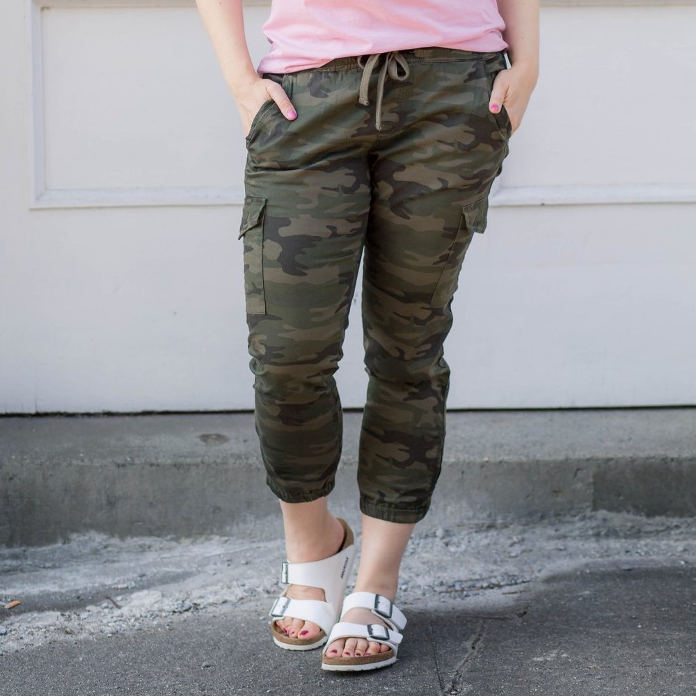 Sanctuary Camo Print Jogger Pants with Cargo Pockets Sz M